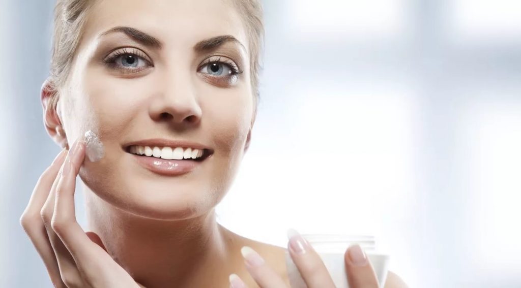 پوست چطور با استفاده از روغن و کرم مرطوب کننده پوست هایی سالم و زیبا داشته باشیم؟
