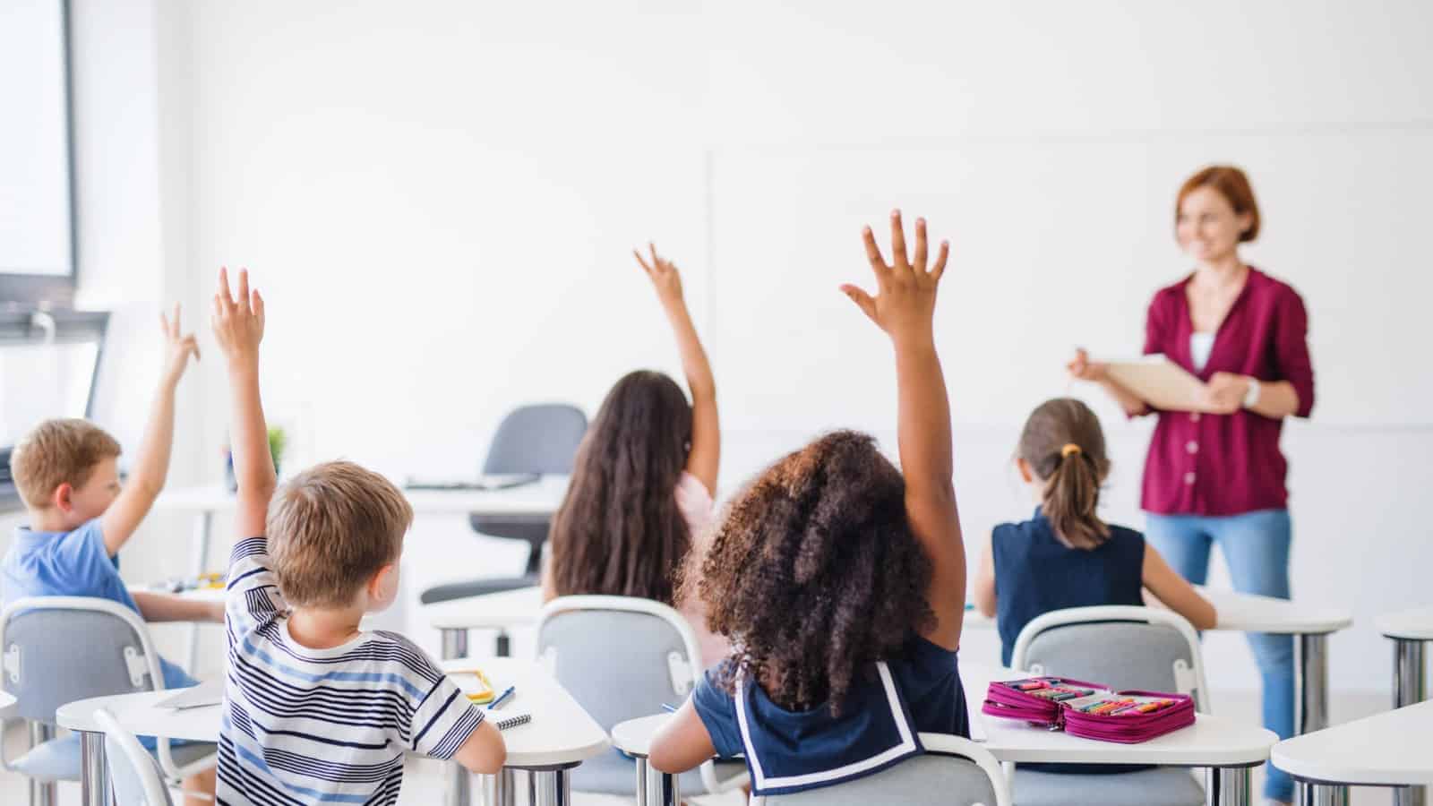 حضور و غیاب | اداری دستگاه حضور و غیاب مدرسه؛ راهکاری هوشمند برای کنترل تردد دانشآموزان و کادر آموزشی